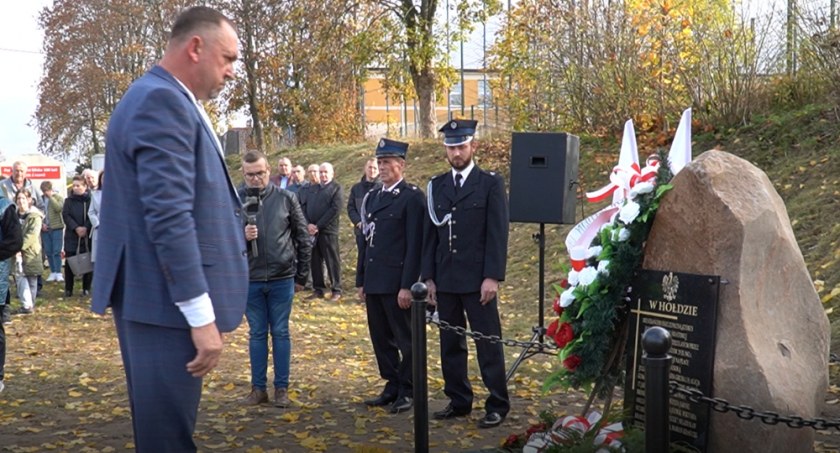 Mieszkańcy Oszczepalina uczcili ofiary mordu. Niemcy strzelali z zimną krwią (WIDEO) 