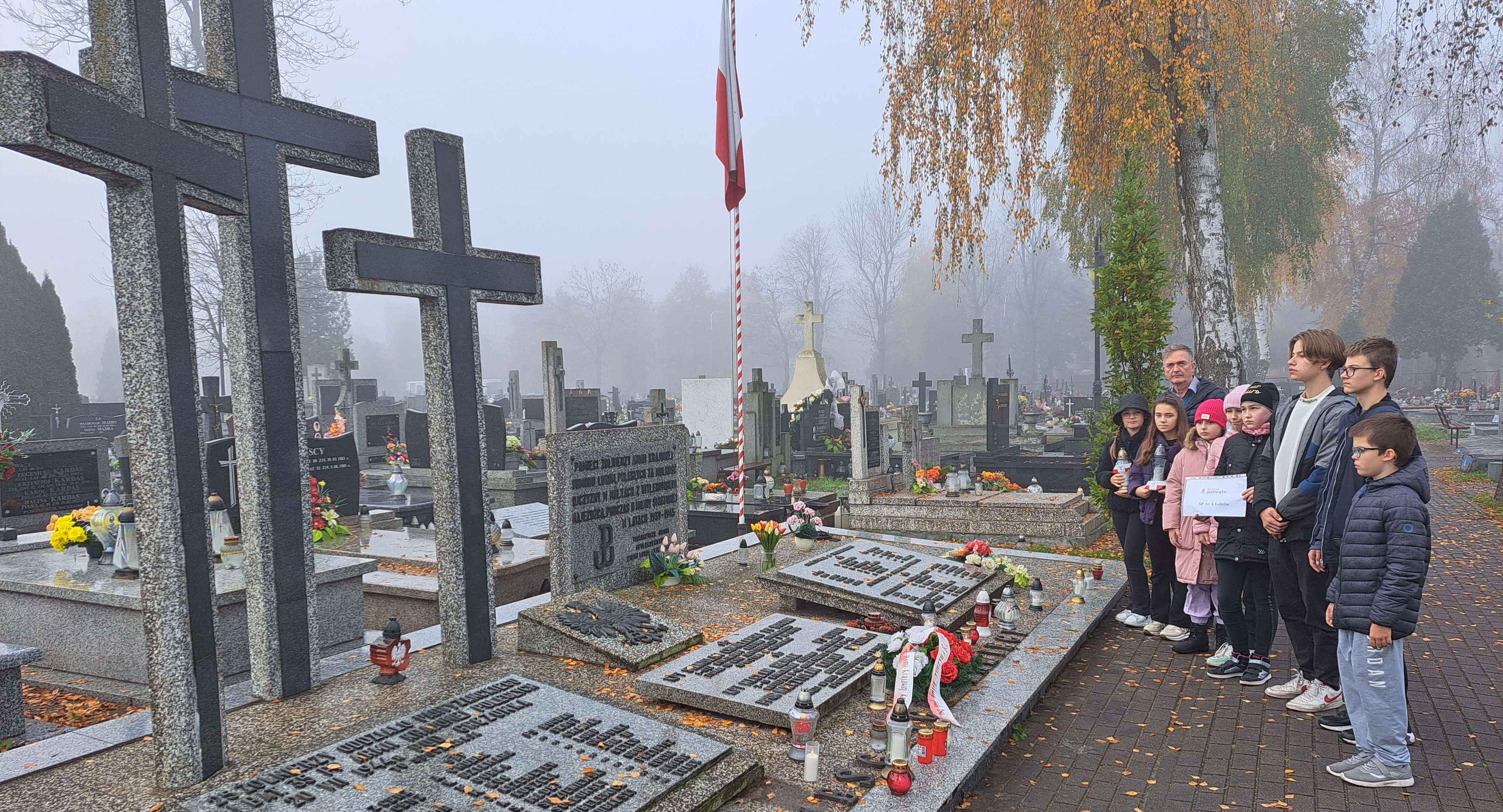 Uczniowie Szkoły Podstawowej nr 5 w Łukowie pamiętają o lokalnych bohaterach (ZDJĘCIA)
