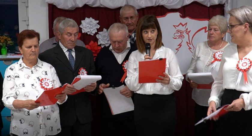 Patriotyczne pieśni w Woli Burzeckiej. Seniorzy i ich goście świętują Dzień Niepodległości (WIDEO)