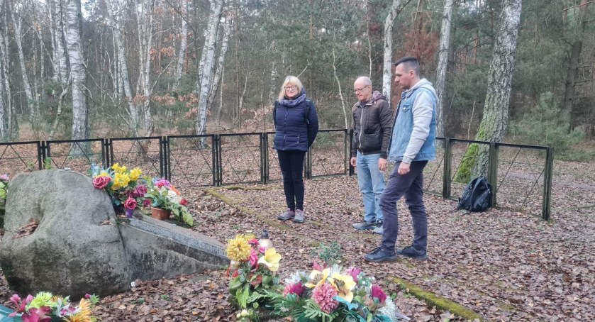 Członkowie stowarzyszenia PL 2050 odwiedzili pomniki ofiar zbrodni faszystowskich (ZDJĘCIA)