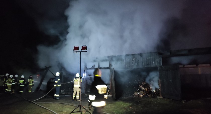 Pożar garażu w Wólce Poznańskiej. Doszczętnie spłonęło auto 