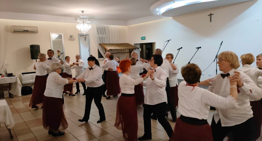 Seniorzy z gminy Łuków mają moc. Zobacz jak bawili się na Senioraliach (WIDEO)
