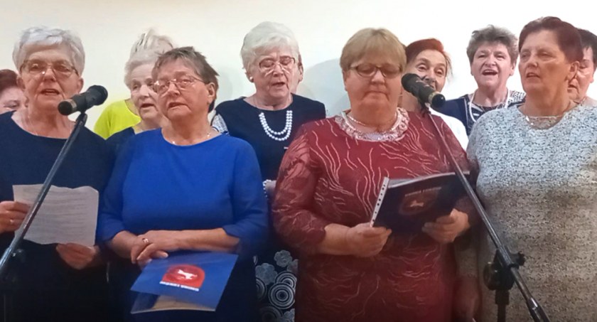 Występ Klubu Teraz pora na Seniora z Klimek podczas Senioraliów w gminie Łuków (WIDEO) 