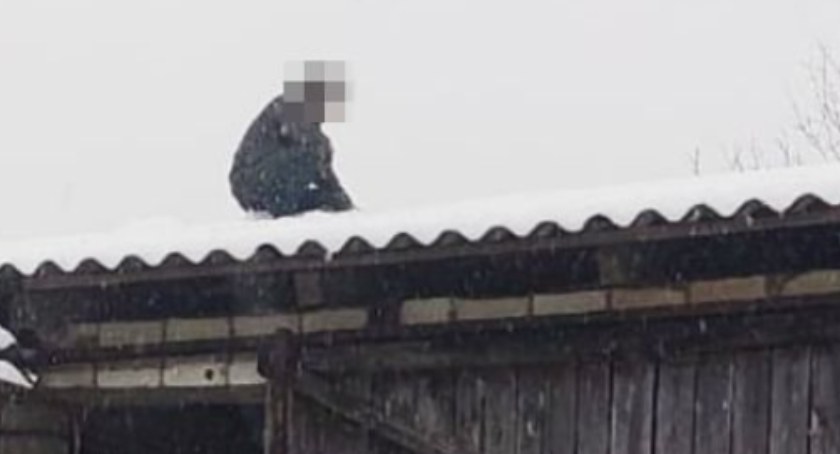 Jeden ukrył się w tapczanie, drugi uciekł na dach stodoły…