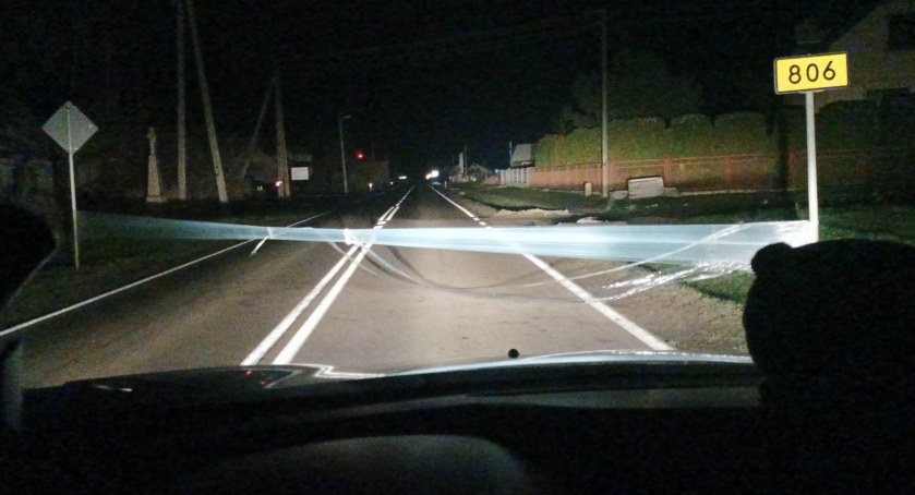 Uwaga na drogach. Jakiś idiota zastawia pułapki na kierowców w Trzebieszowie 