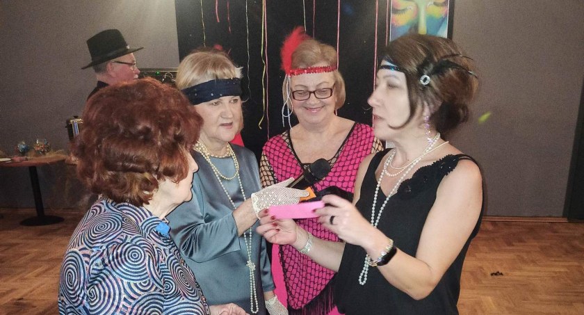 Seniorzy z ŁUTW mają moc. Bawili się pięknie na Balu Andrzejkowym (GALERIA) 