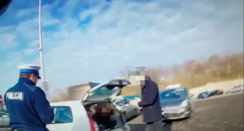 Wieźli kolegę na autobus... w bagażniku (WIDEO)