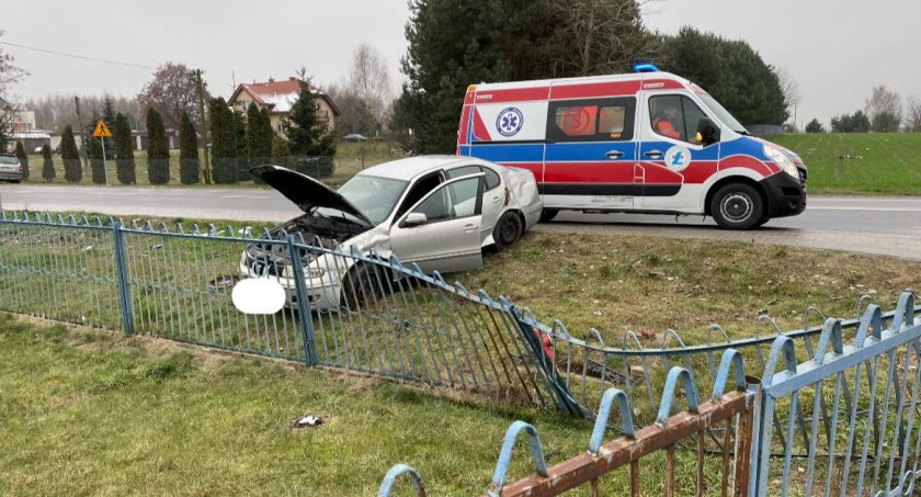 Wjechał seatem w ogrodzenie. Wypadek w Radoryżu 