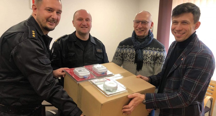 Straż Pożarna w Łukowie. Druhowie dostali sprzęt od posła Sławomira Skwarka 