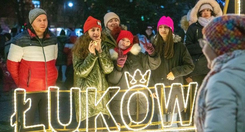 W Łukowie czuć już Święta. Miejska Choinka świeci przepięknie (ZDJĘCIA)