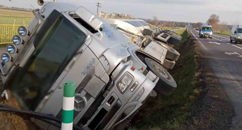 Z przewożonym cementem i promilami wjechał do rowu
