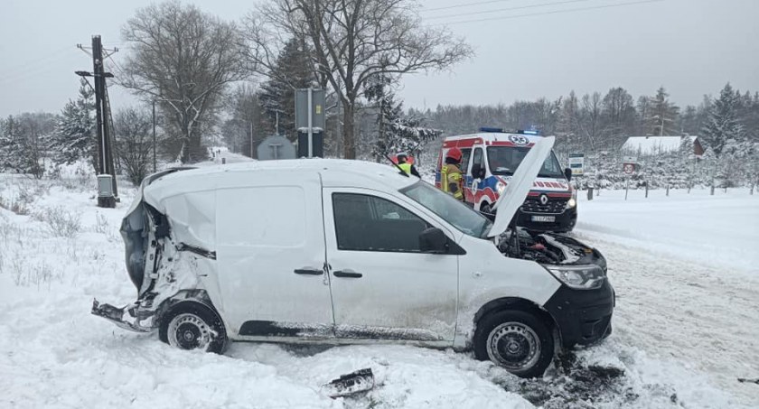 Pociąg uderzył w osobówkę na przejeździe w Żdżarach koło Łukowa (ZDJĘCIA)