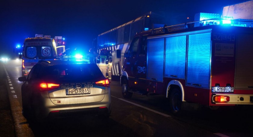 Wymieniał koło. Przygniótł go autokar 