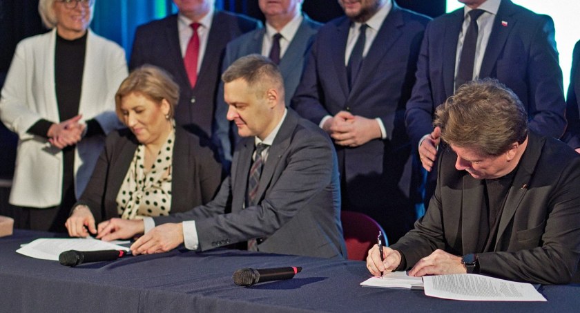  Krok bliżej do przebudowy dworca w Łukowie. PKP i ŁOK podpisały umowę (WIDEO)