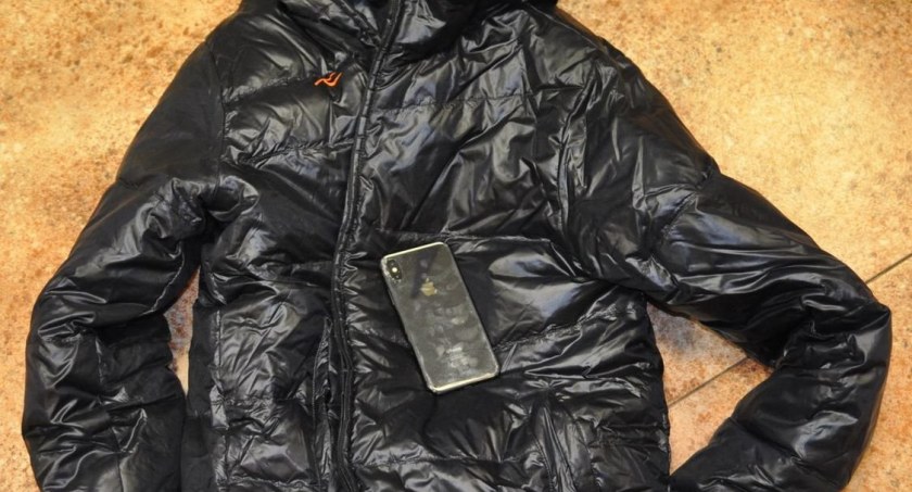 Zaprosili kolegę na papierosa. Ukradli mu kurtkę i iPhone
