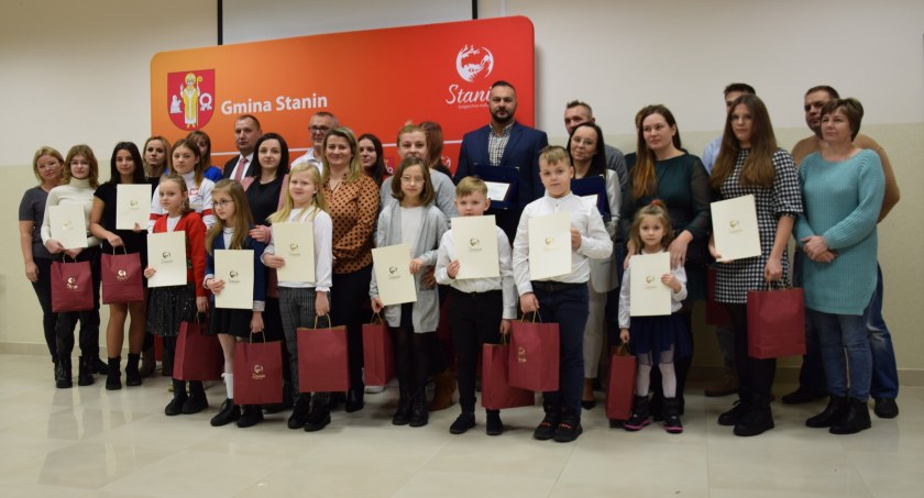 Wójt Krzysztof Kazana uhonorował sportowców z Gminy Stanin 