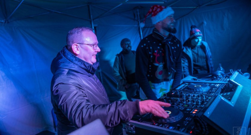 Burmistrz Łukowa w roli DJ. Tak mieszkańcy bawili się na Miejskim Sylwestrze 
