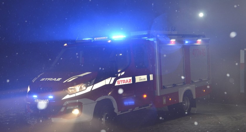  Pożar osobowej mazdy na Zapowiedniku w Łukowie  