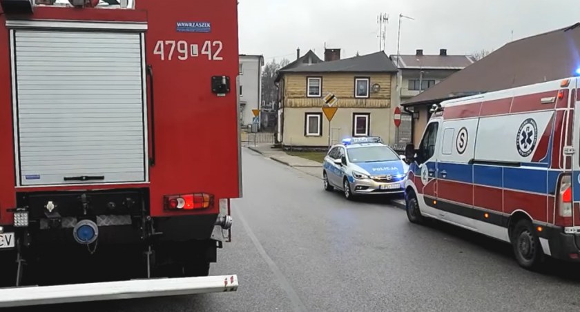Ciężarówka wjechała w ogrodzenie  Trwa reanimacja kierowcy 