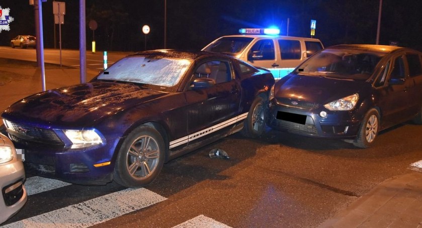 Kierowca mustanga uciekał przed policją. Ranni funkcjonariusze!