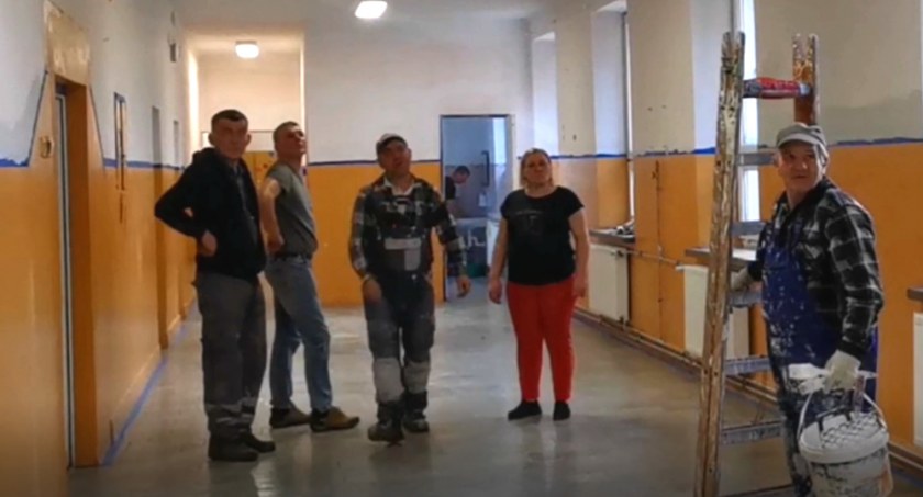 Gmina zrobiła elewację, a rodzice odświeżyli Szkołę w Siedliskach w środku (WIDEO)