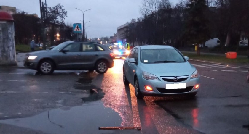 Wypadek na przejściu dla pieszych. Poszkodowana kobieta trafiła do szpitala