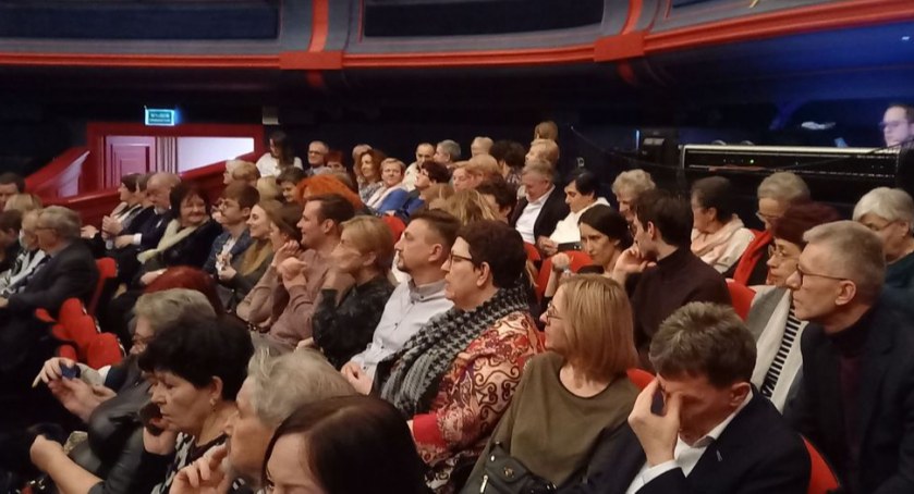 Seniorzy z Gminy Stoczek Łukowski odwiedzili warszawski Teatr Roma