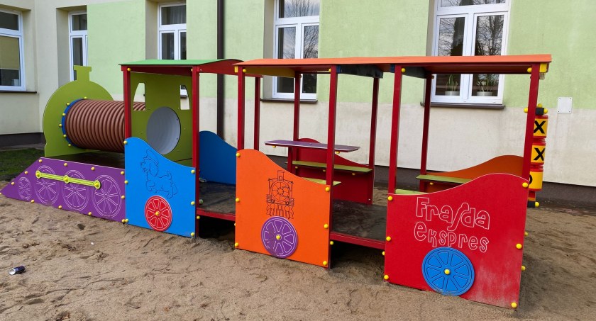 Nowy plac zabaw w Starych Kobiałkach. Dla dzieci rewelacja (ZDJĘCIA)