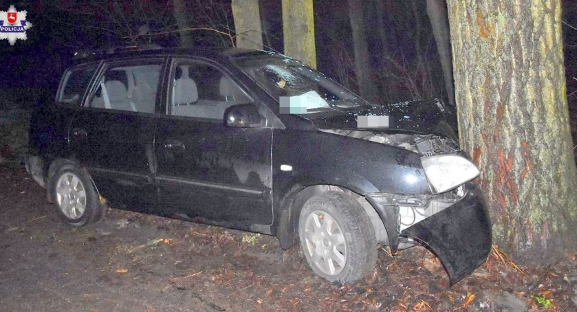 Nie zauważył zakrętu i uderzył w drzewo. 45-latek w szpitalu (ZDJĘCIA)