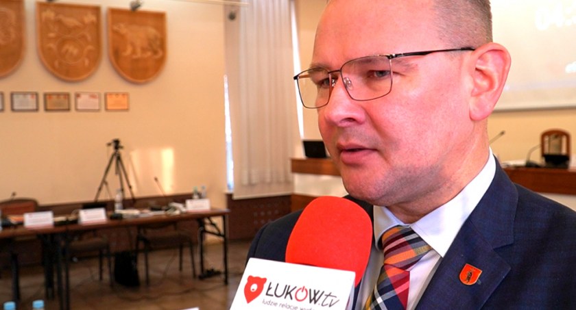 Zwolniony pracownik ZDM poskarżył się na burmistrza.  Przewodniczący wyłączył radnemu mikrofon!