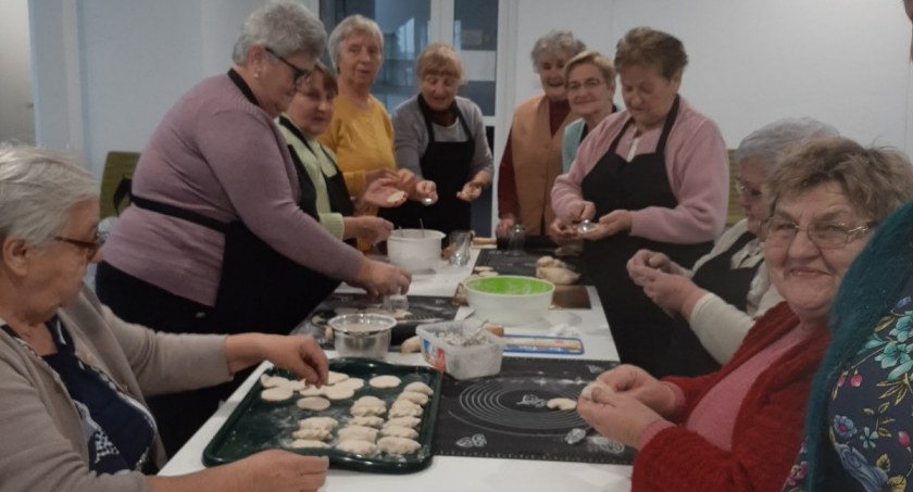 Seniorzy z Serokomli mają swój Klub. W Bibliotece nikt się nie nudzi (WIDEO) 