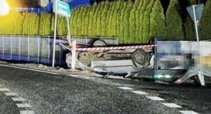 19-latek dachował Hondą i wylądował w rowie. Wypadek w Sięciaszce 