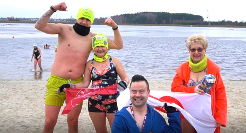 Łukowskie Morsy wspierają WOŚP. Gorąca kąpiel nad Zalewem w Łukowie 