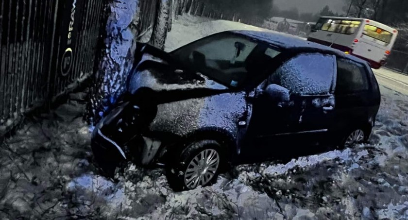 LUBELSKIE. Straciła panowanie nad autem i uderzyła w drzewo