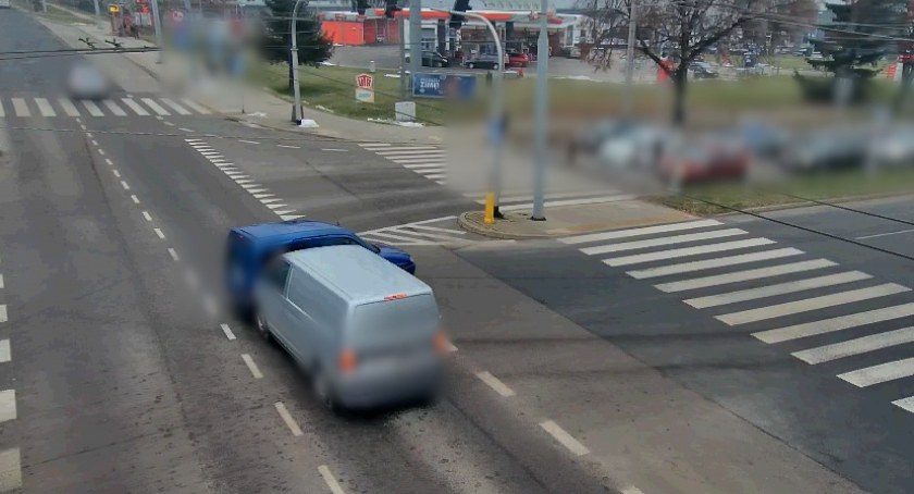 REGION. WJECHAŁ NA CZERWONYM I ZDERZYŁ SIĘ Z VOLKSWAGENEM