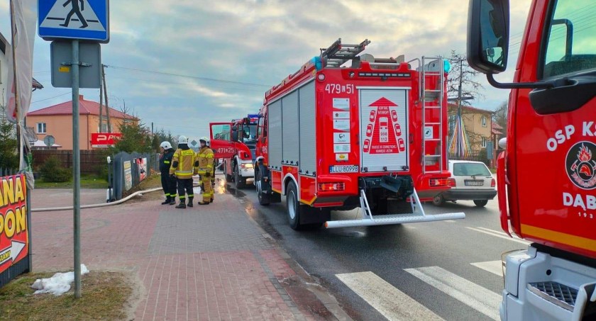 Pożar w sklepie motoryzacyjnym w Tuchowiczu. Kilka jednostek w ackji