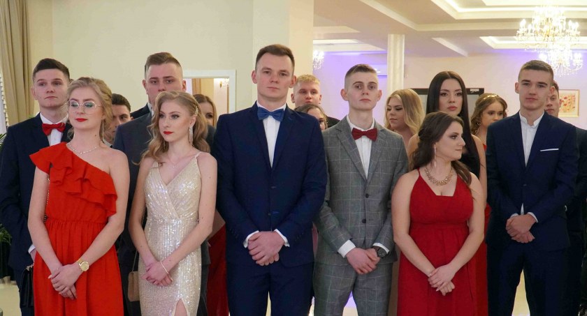 Jacy oni piękni i młodzi! Studniówka uczniów ZS 1 w Łukowie. Popularne Aleja w oku kamery lukow.tv (WIDEO)