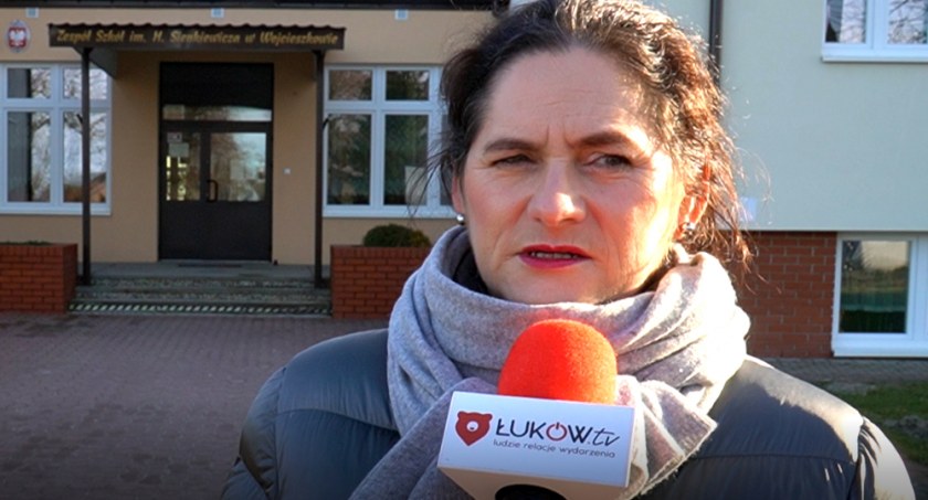 Zespół Szkół w Wojcieszkowie. Dyrektor Mirosława Swędra mówi, że warunki pracy znacznie się poprawiły (WIDEO) 
