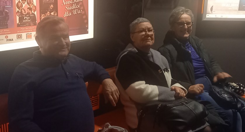 Seniorzy z  gminy Stoczek Łukowski wybrali się  do NoveKino Siedlce
