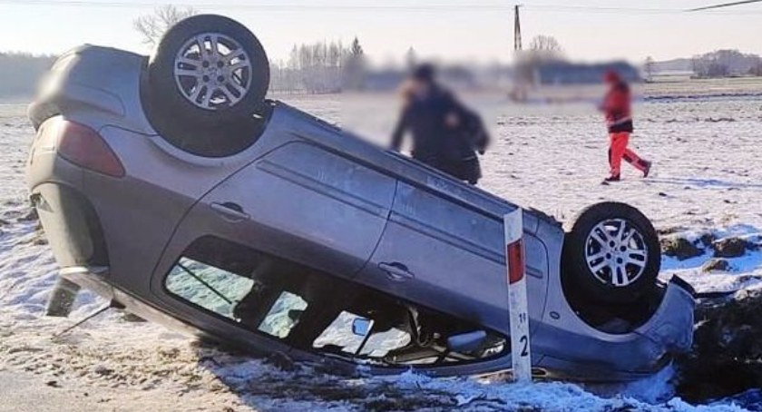 Znów tragedia na drodze! Dachowanie na wojewódzkiej 