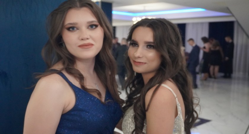 Jacy oni piękni i młodzi. Studniówka uczniów Zespołu Szkół w Radoryżu Smolanym (ZDJĘCIA + WIDEO)