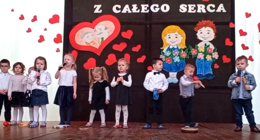 Dzieci ze szkoły w Wólce Domaszewskiej pamiętały o Babciach i Dziadkach. Występ grupy przedszkolnej (WIDEO) 