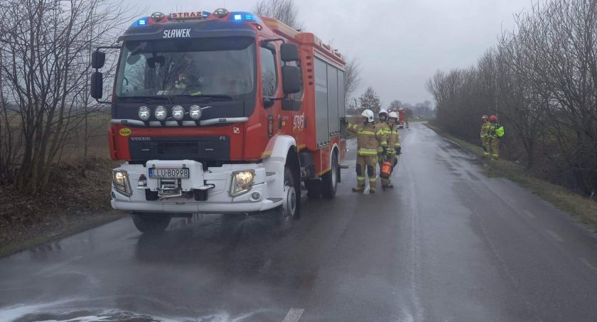 Plama oleju na drodze. Interweniowali druhowie OSP Stanin i JRG Łuków (ZDJĘCIA)