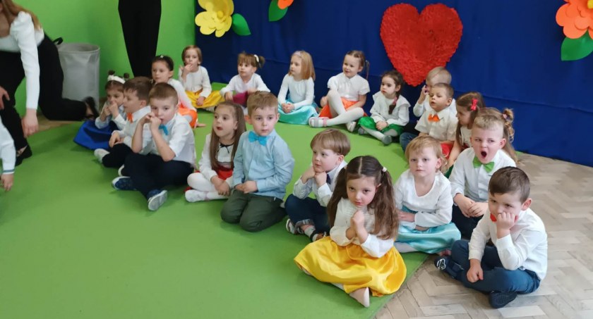 U Krasnali na Dniu Babci i Dziadka. Kolorowe tańca w Przedszkolu nr 2 w Łukowie 