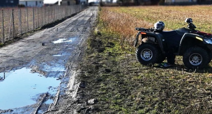 Quadem wjechał w metalowe ogrodzenie. Nie miał uprawnień i był poszukiwany