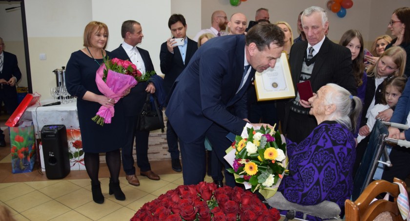 Pani Janina Gajowniczek z Gminy Stoczek Łukowski skończyła 100 lat. Huczne urodziny (ZDJĘCIA)