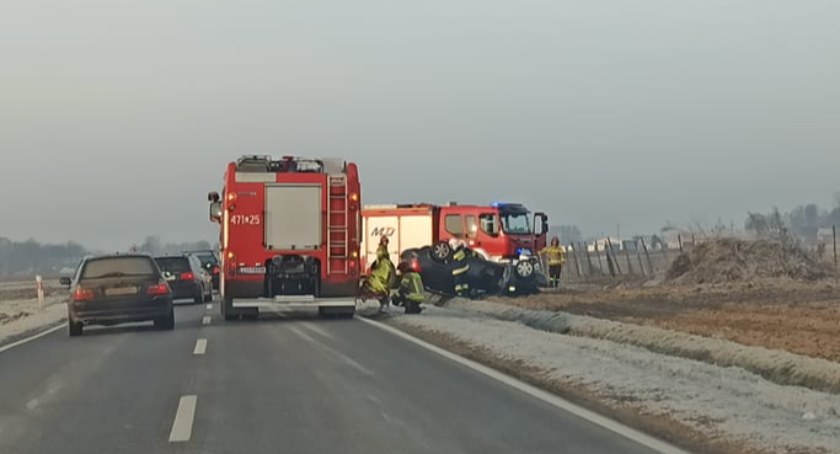 Ślisko na drogach!  W Józefowie dachowało auto 