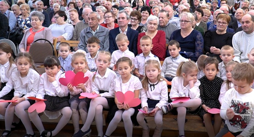 Dzieci ze szkoły w Wólce Domaszewskiej pamiętały o Babciach i Dziadkach. Występ Przedszkolaków! 