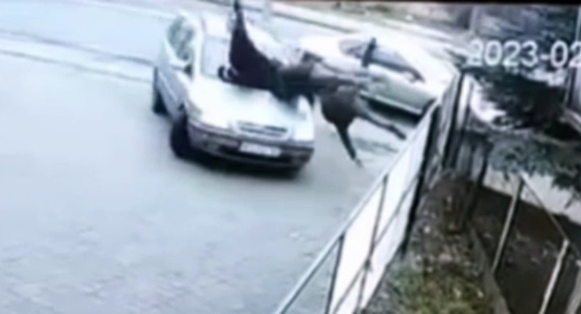 Dramatyczne zdjęcia. Wjeżdża autem w pieszych na chodniku (WIDEO)