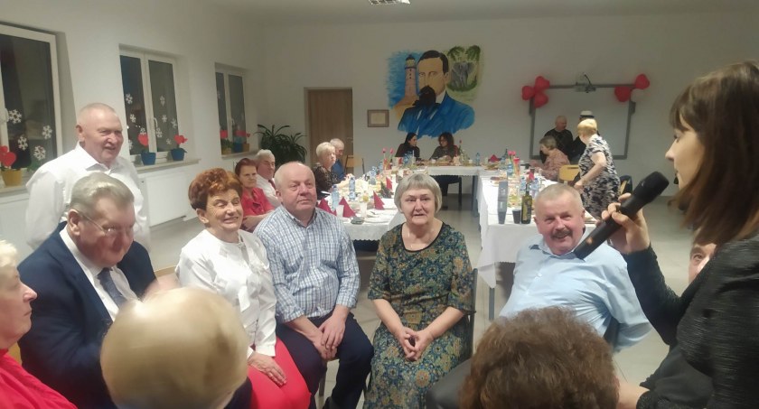 Seniorzy z Klubu Senior+ w Woli Burzeckiej bawili się na balu walentynkowym (ZDJĘCIA + WIDEO)